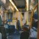 Persona reservando online cuando comprare biglietti treno para organizar un viaje con antelación