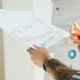 persona revisando documentos para ilustrar perché AI inventa risposte