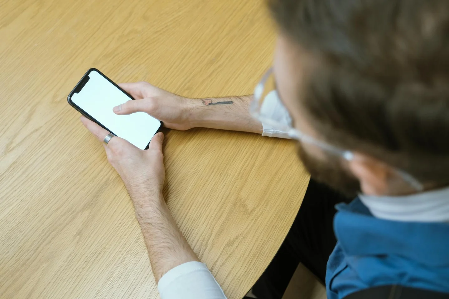Persona mirando el teléfono relacionada con rispondere ai messaggi dopo ore en una situación de espera digital