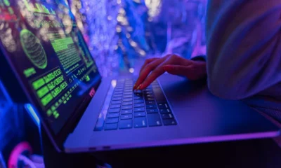 Persona escribiendo una contraseña, ilustrando el tema password salvate browser rischio en un contexto de seguridad digital