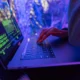 Persona escribiendo una contraseña, ilustrando el tema password salvate browser rischio en un contexto de seguridad digital