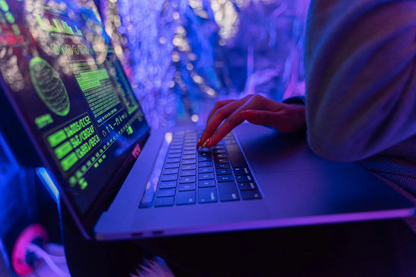 Persona escribiendo una contraseña, ilustrando el tema password salvate browser rischio en un contexto de seguridad digital