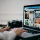foto caricate app AI de una persona subiendo una imagen a una aplicación móvil
