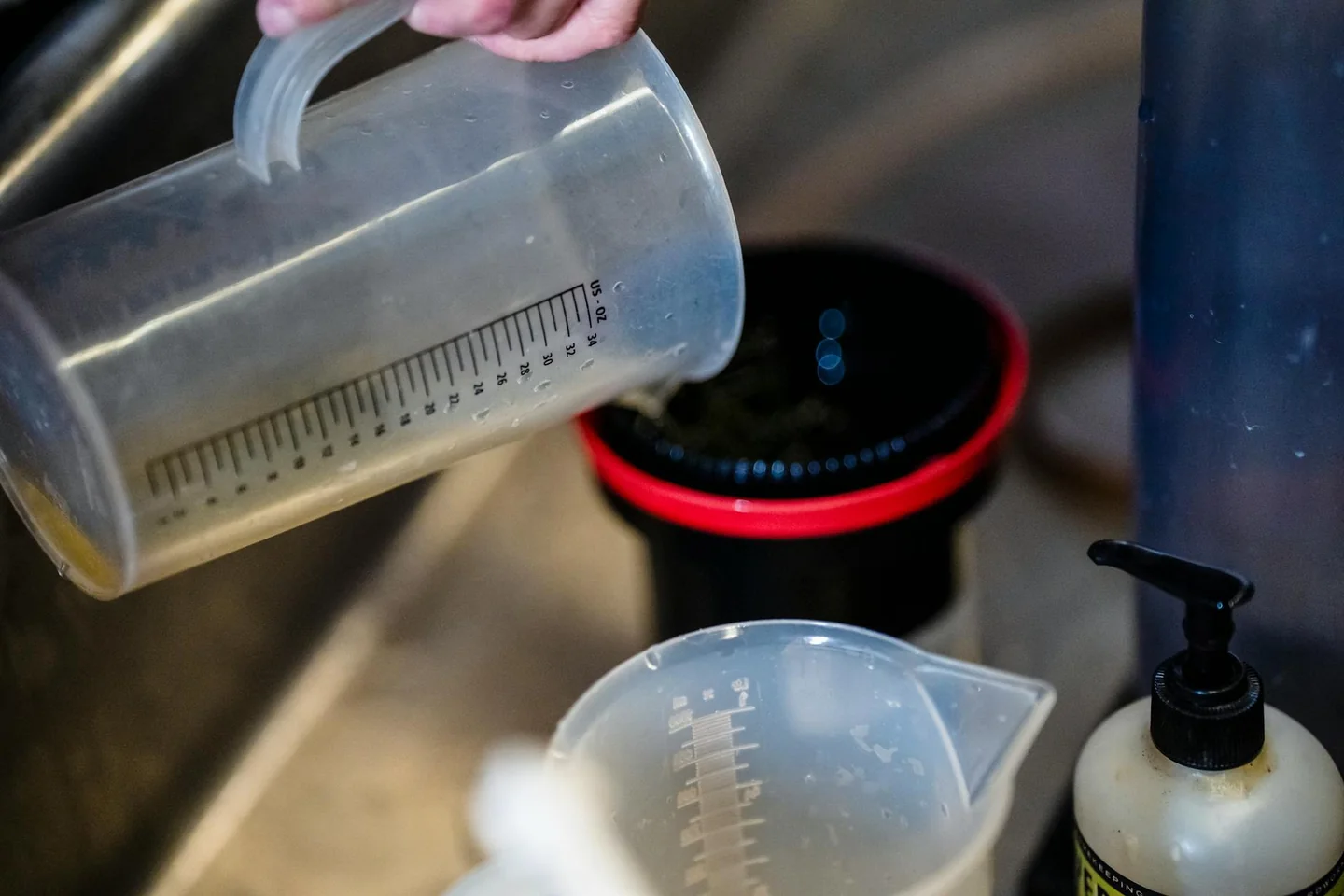 Imagen de un plastic measuring cup para ilustrar quanta ml è un bicchiere di plastica en una receta de cocina.