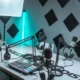 Estudio de grabación para ilustrar quanto costa un audiolibro fatto da professionisti en un artículo sobre precios y producción profesional