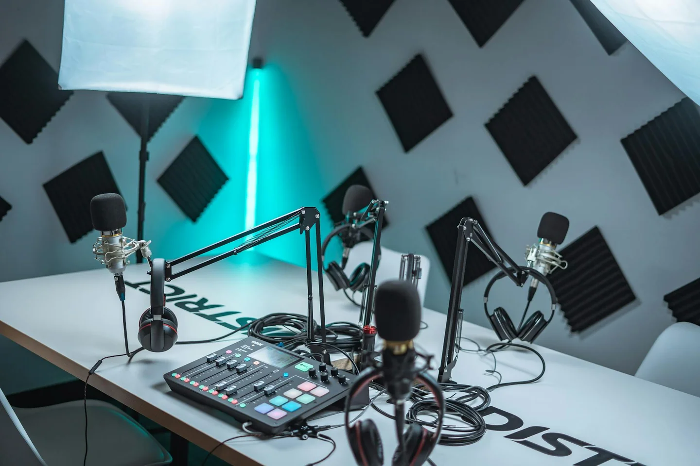 Estudio de grabación para ilustrar quanto costa un audiolibro fatto da professionisti en un artículo sobre precios y producción profesional