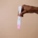 Mujer sosteniendo una prueba de embarazo para ilustrar cosa si sente quando l'ovulo viene fecondato