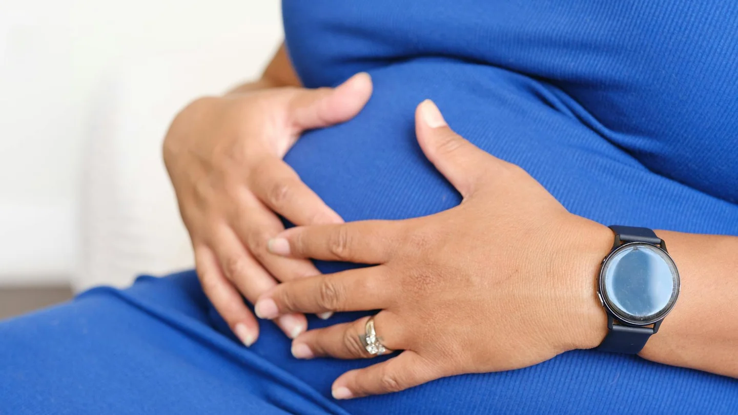 Foto de una mujer embarazada con barriga visible, ideal para ilustrar quando si entra nel 7 mese de gravidanza y los cambios del cuerpo en esta etapa