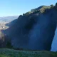 Imagen de un arcoíris sobre una cascada para ilustrar "quali sono i colori dell'arcobaleno" en un artículo sobre cómo se forma y qué colores presenta.