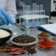 ricercatore analizza vari pesticidi