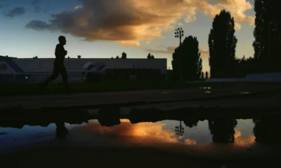 Runner at sunrise para illustrar quando allenarsi in estate senza rischiare per il caldo.