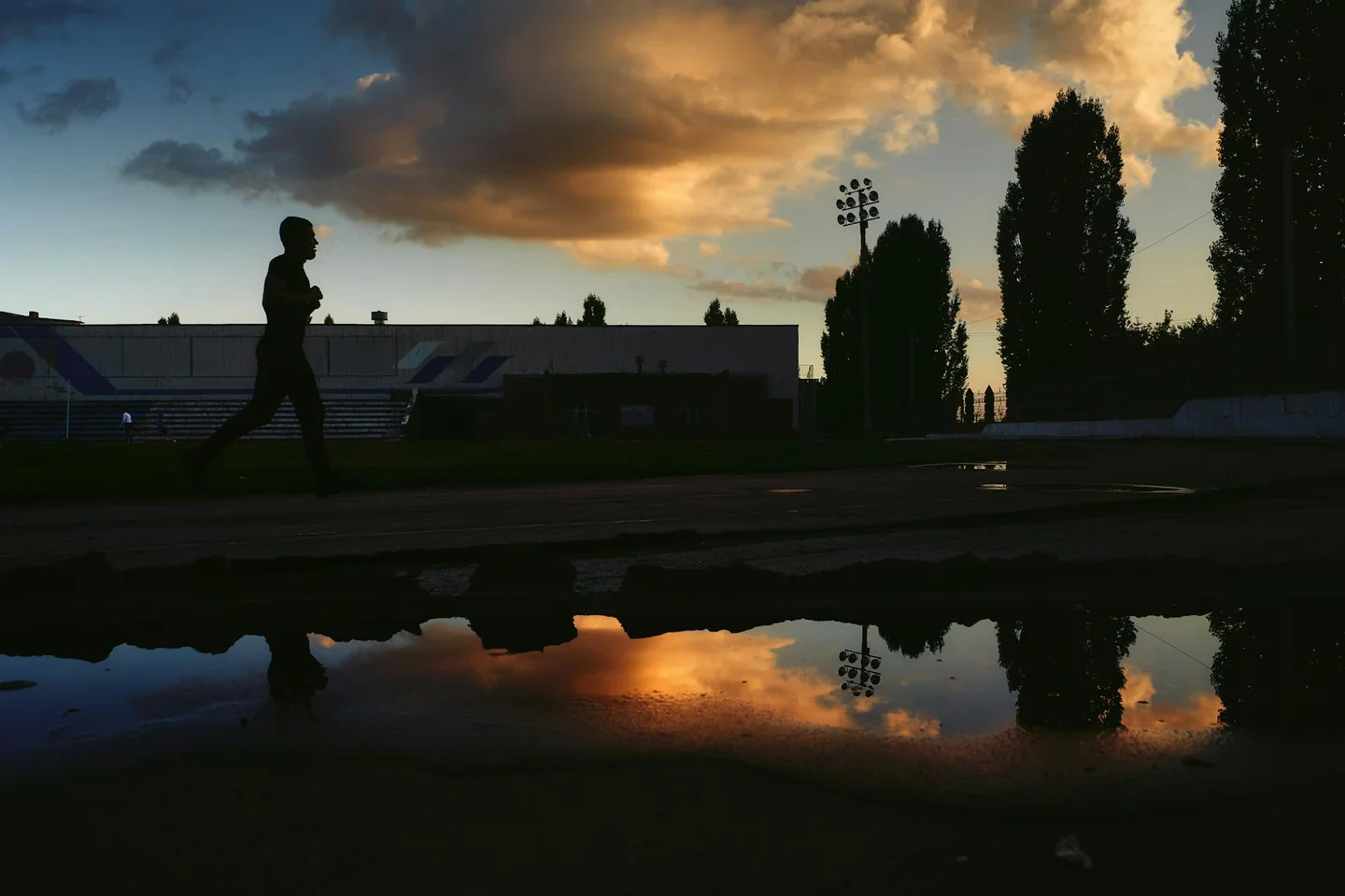 Runner at sunrise para illustrar quando allenarsi in estate senza rischiare per il caldo.