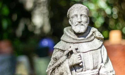 Estatua de San Francisco relacionada con chi è il patrono d'italia en un contexto religioso e histórico