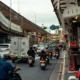Scooter en tráfico urbano para ilustrar che motocicli posso guidare con la patente b