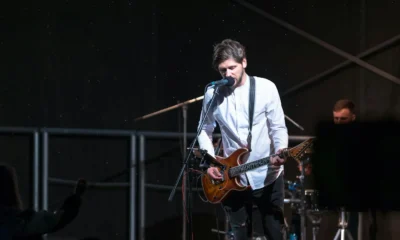 Cantante en el escenario evocando chi ha scritto l'emozione non ha voce en un contexto musical y público.