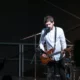 Cantante en el escenario evocando chi ha scritto l'emozione non ha voce en un contexto musical y público.