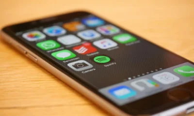 Persona usando un smartphone con una app de documentos digitales en la app IO