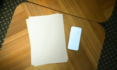 Persona usando un smartphone para consultar app IO documenti digitali en una pantalla con documentos oficiales