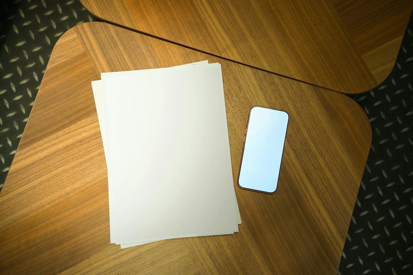 Persona usando un smartphone para consultar app IO documenti digitali en una pantalla con documentos oficiales
