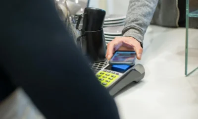 Imagen de un smartphone con wallet digital para ilustrar quale documento digitale app IO en el contexto de documentos públicos en el teléfono.
