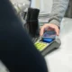 Imagen de un smartphone con wallet digital para ilustrar quale documento digitale app IO en el contexto de documentos públicos en el teléfono.