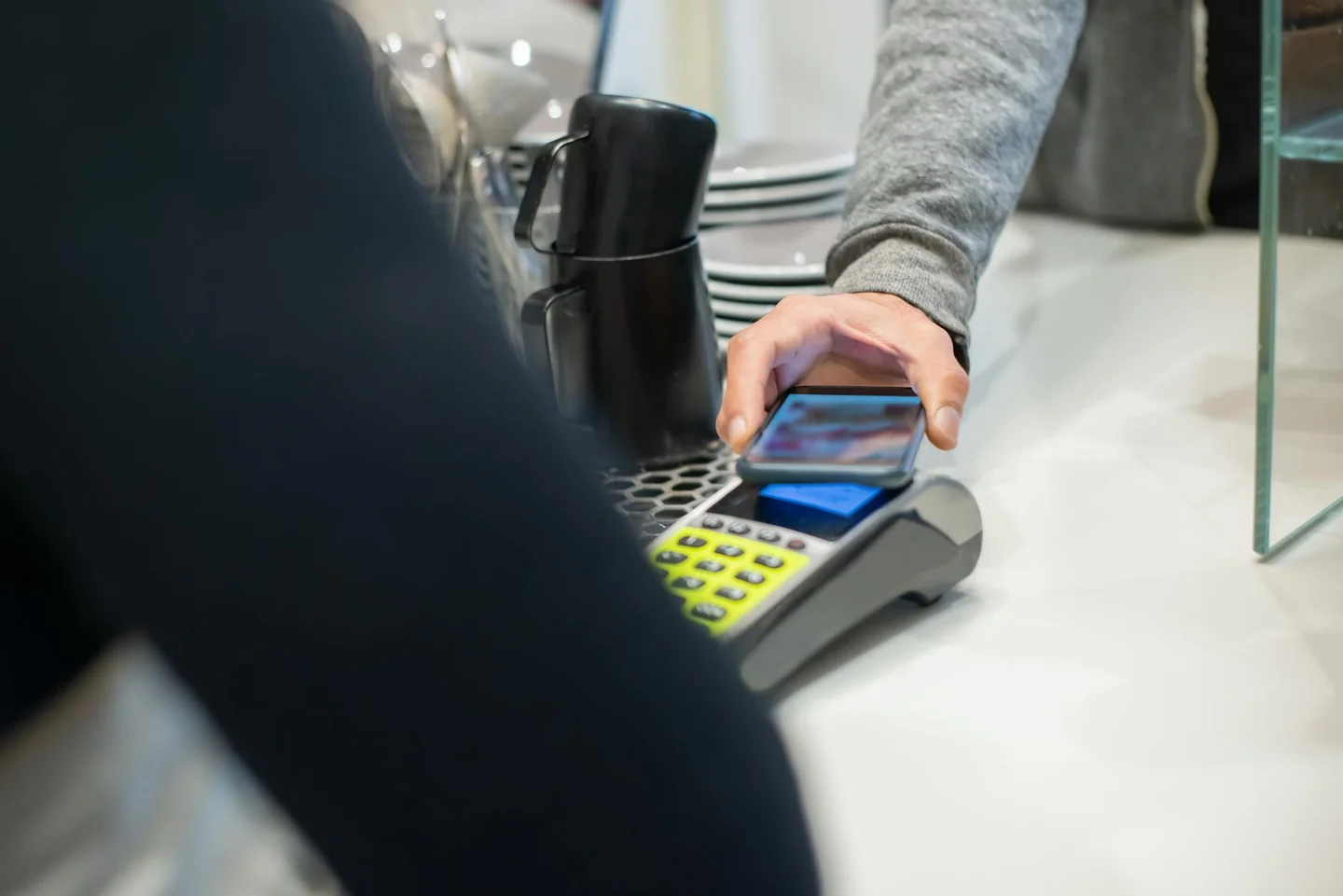 Imagen de un smartphone con wallet digital para ilustrar quale documento digitale app IO en el contexto de documentos públicos en el teléfono.