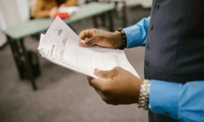 Estudiante revisando calificaciones para entender si con la media del 25 posso prendere 100 en su examen final.