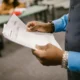 Estudiante revisando calificaciones para entender si con la media del 25 posso prendere 100 en su examen final.
