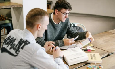 Estudiante estudiando gramática para entender quando si usa il present continuous