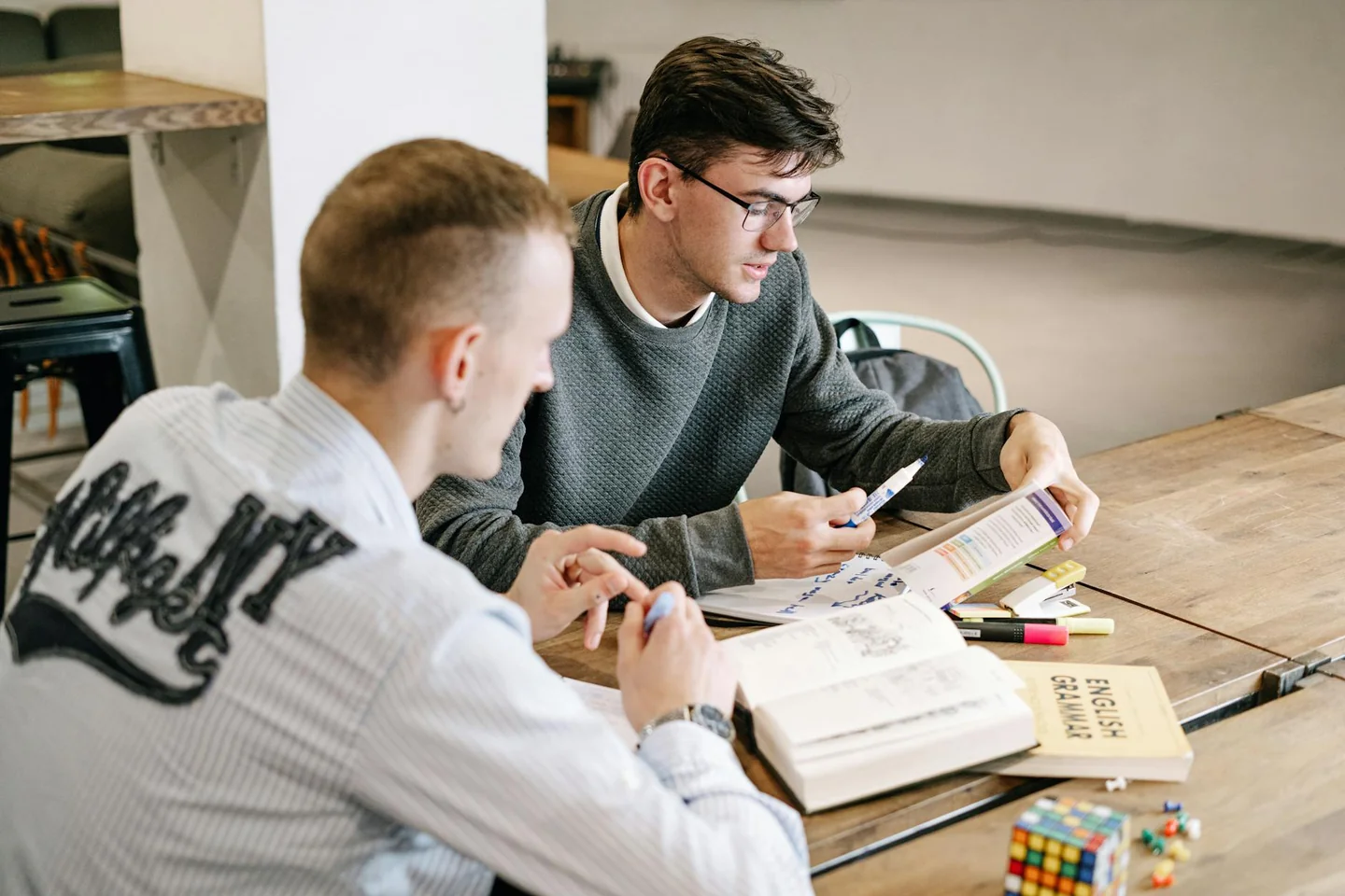 Estudiante estudiando gramática para entender quando si usa il present continuous