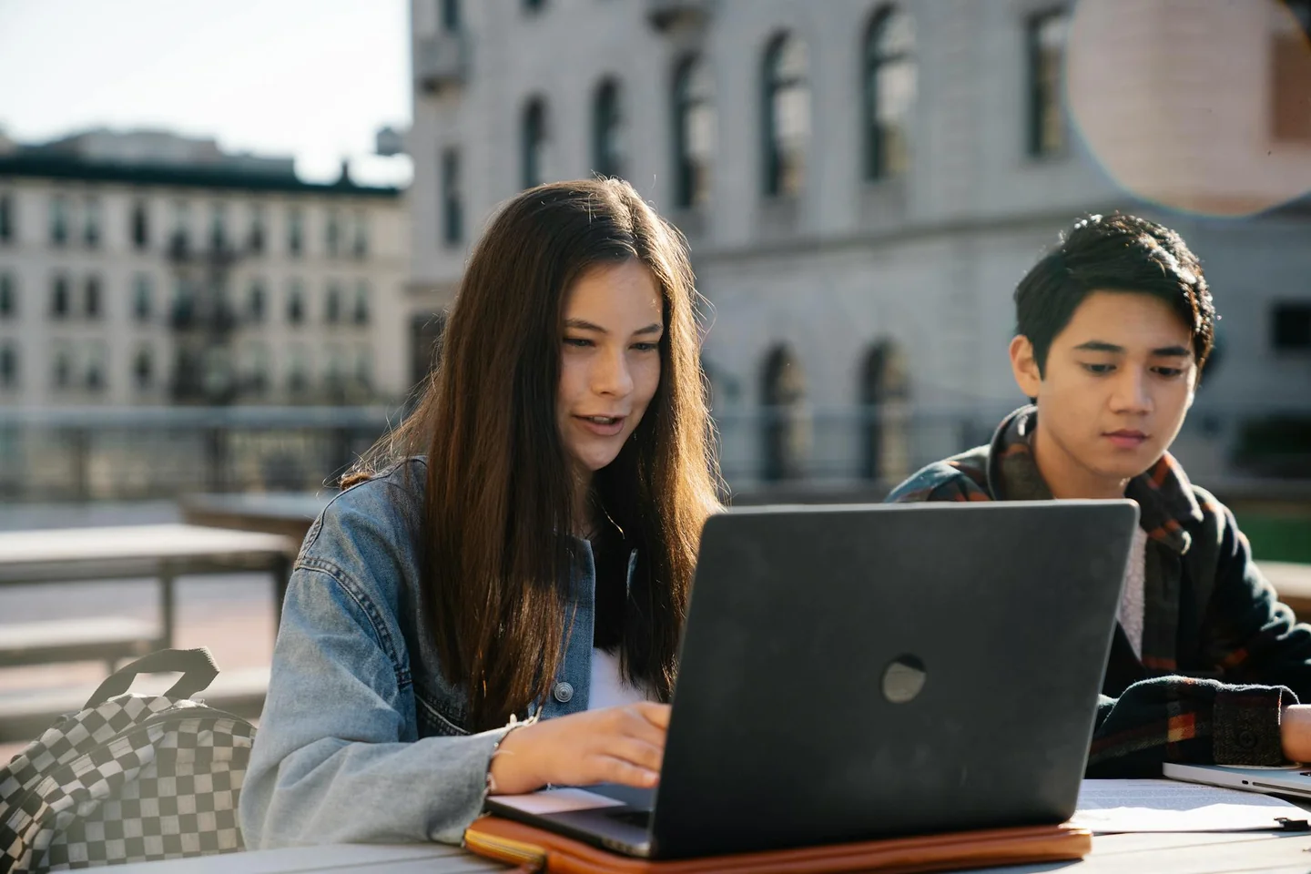 Estudiante usando una laptop con AI per fare i compiti para organizar sus tareas escolares