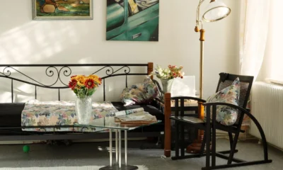 Vista de un salón soleado para ilustrar dove fa più caldo in casa y el confort térmico doméstico