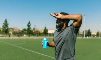 quale integratore sudorazione en un atleta sudoroso bebiendo agua después del entrenamiento
