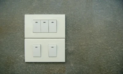 Foto de una regleta con interruptor para ilustrar cosa spegnere in casa consumi y el ahorro energético en casa