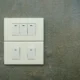 Foto de una regleta con interruptor para ilustrar cosa spegnere in casa consumi y el ahorro energético en casa