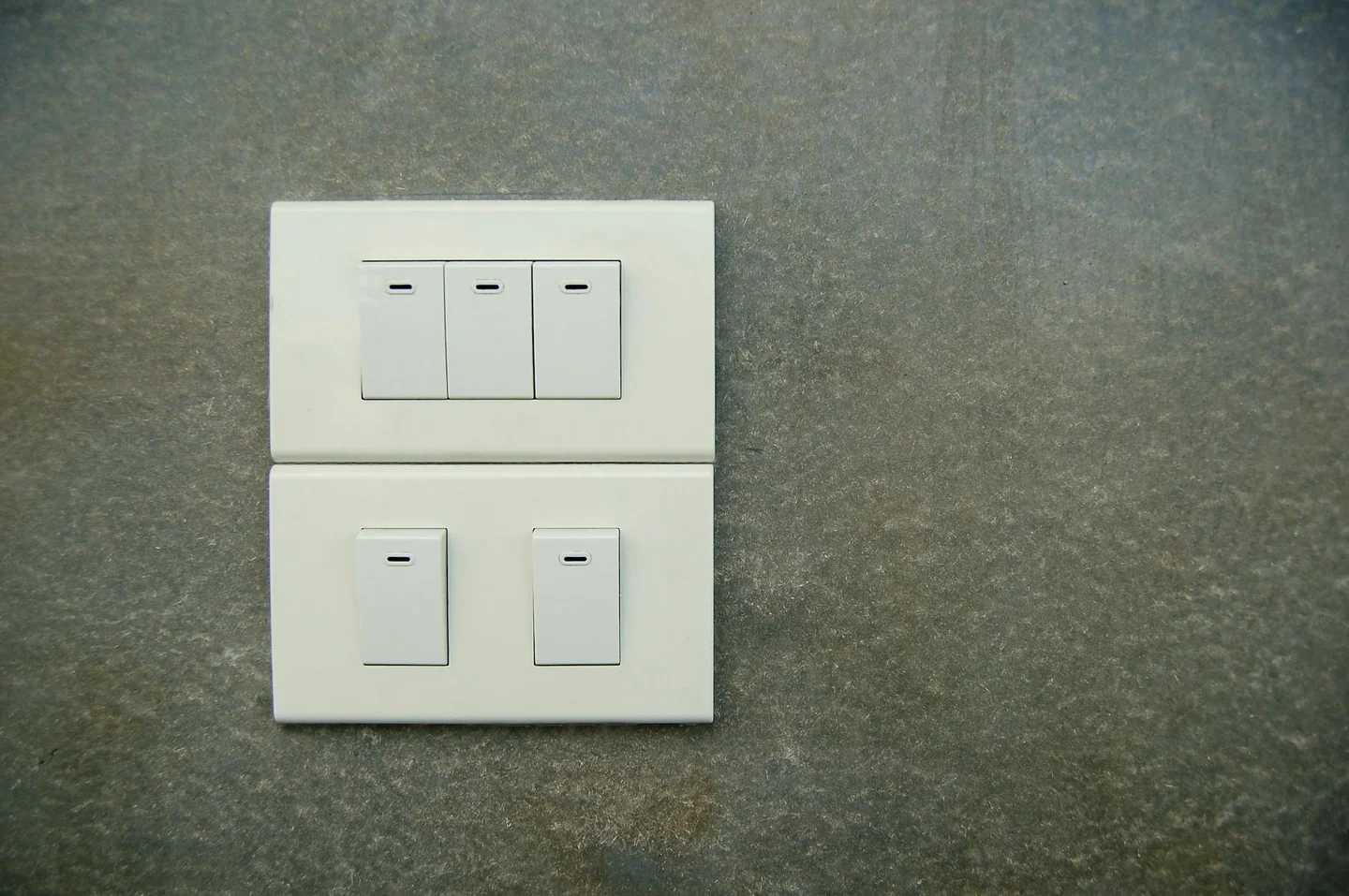 Foto de una regleta con interruptor para ilustrar cosa spegnere in casa consumi y el ahorro energético en casa