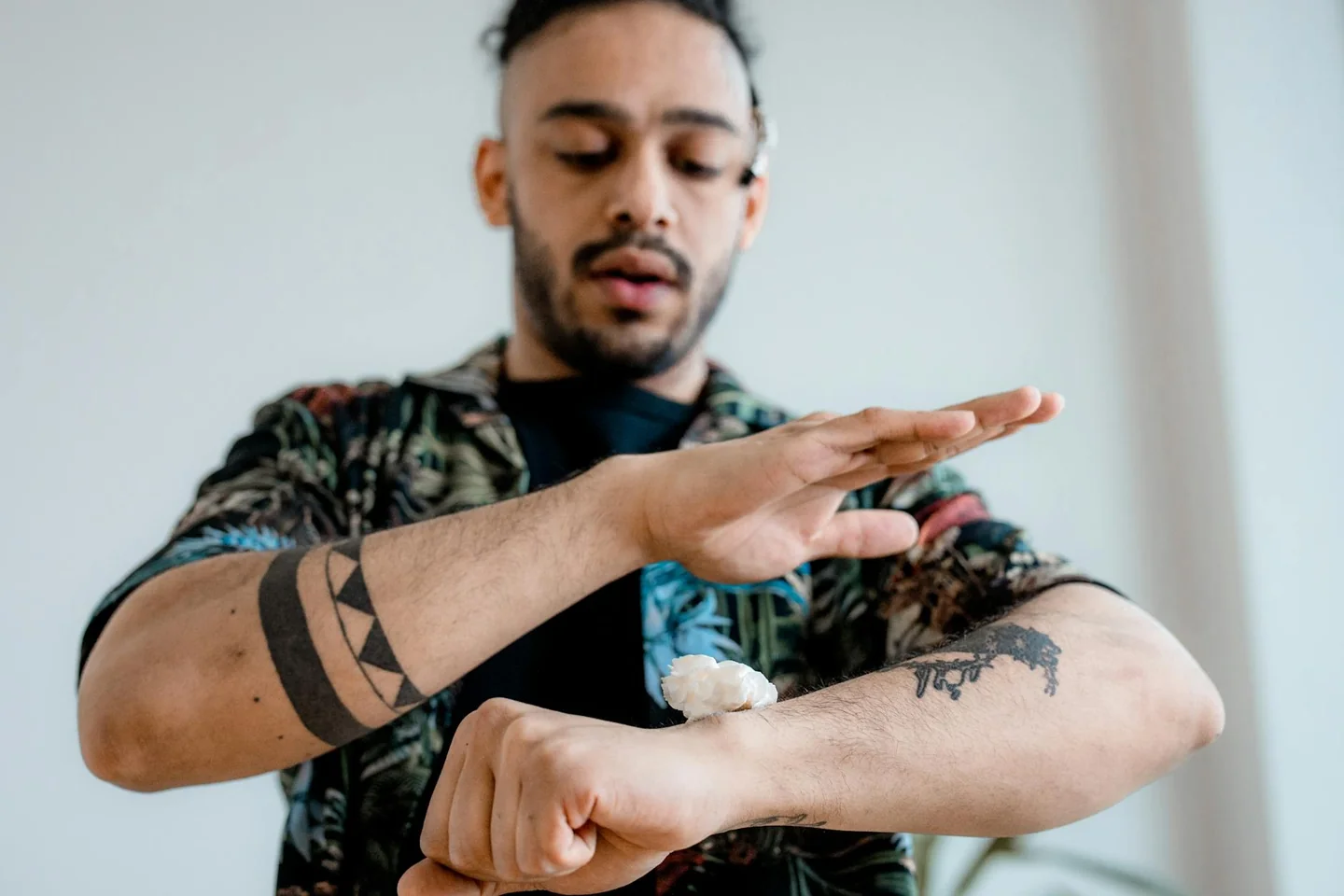 Primer plano de cuidados de tatuaje con crema hidratante, relacionado con "posso mettere una crema idratante sul tatuaggio".