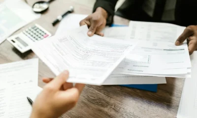 Persona revisando documentos del 730 precompilato cosa controllare antes de enviarlo