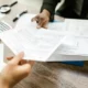 Persona revisando documentos del 730 precompilato cosa controllare antes de enviarlo