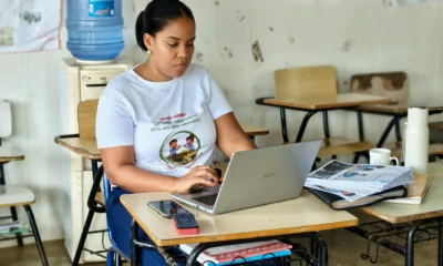 Profesora usando portátil en clase sobre AI a scuola problema