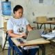 Profesora usando portátil en clase sobre AI a scuola problema