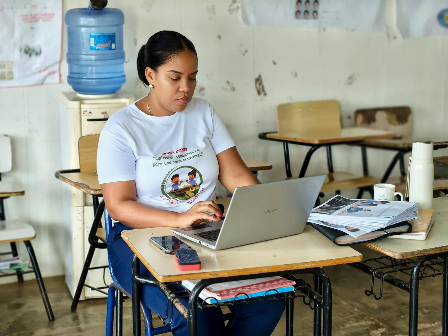Profesora usando portátil en clase sobre AI a scuola problema