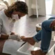primer plano de thick toenails relacionado con perche le unghie dei piedi si ispessiscono