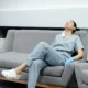 Mujer cansada en consulta médica por stanchezza ferro basso