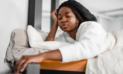 Mujer cansada despertando en la cama para ilustrar "quando cambiare materasso"