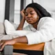 Mujer cansada despertando en la cama para ilustrar "quando cambiare materasso"