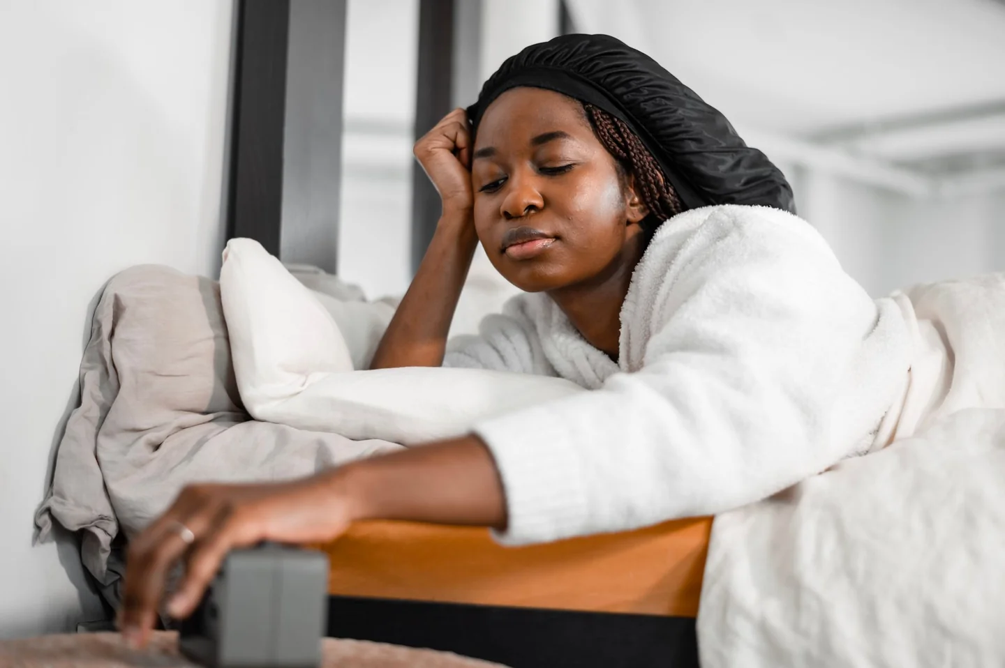 Mujer cansada despertando en la cama para ilustrar "quando cambiare materasso"