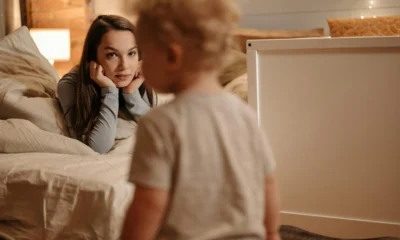 toddler speaking with parent para ilustrar quando i bambini iniziano a parlare en un contexto de desarrollo del lenguaje infantil