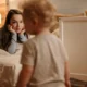 toddler speaking with parent para ilustrar quando i bambini iniziano a parlare en un contexto de desarrollo del lenguaje infantil