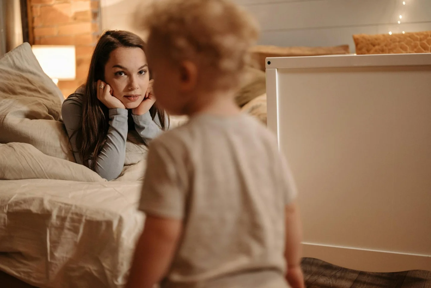 toddler speaking with parent para ilustrar quando i bambini iniziano a parlare en un contexto de desarrollo del lenguaje infantil